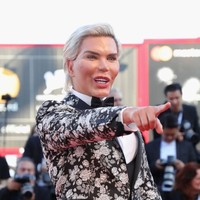 Pada 2014, Jessica yang saat itu masih bernama Rodrigo Alves mengaku setidaknya telah menjalani 12 kali rekonstruksi pada wajah dan tubuhnya. Biaya yang dihabiskannya untuk melakukan operasi plastik tersebut adalah sebanyak 100 ribu poundsterling atau hampir Rp 2 miliar. Foto: Vittorio Zunino Celotto/Getty Images