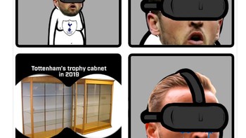 Hary Kane digambarkan melihat dari perangkat virtual reality bahwa lemari trofi Tottenham kosong dan terancam tetap kosong setelah kekalahan dari Barcelona. Foto: istimewa