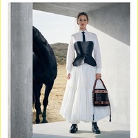 Gaya Jennifer berpose dengan dress putih yang dibungkus korset kulit hitam. Stylish! (Foto: Dok. Dior)