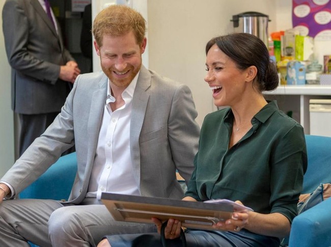 Jadi penasaran, apa yang membuat Meghan Markle sampai tertawa bahagia seperti ini? (Foto: Getty Images)