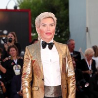 Rodrigo Alves yang kini ganti nama jadi Jessica Alves dulunya dikenal karena obsesinya menjadi mirip Ken, boneka pasangan Barbie. Untuk mewujudkan obsesinya, Rodrigo melakukan puluhan operasi plastik.  Foto: Vittorio Zunino Celotto/Getty Images