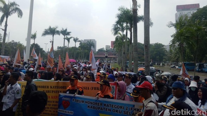 Tolak Pembatasan Umur, Massa Honorer Geruduk DPRD Sumsel