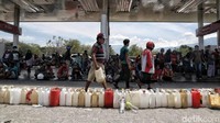Jeriken dijejerkan mengular panjang. Sementara para pemiliknya memilih untuk menunggu antrean dengan berteduh di SPBU.