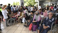 Sejumlah warga korban bencana gempa dan tsunami Palu dan Donggala tampak menunggu penerbangan di Bandara Mutiara Sis Al-Jufri, Palu, Sulawesi Tengah, Rabu (3/10/2018). Antara Foto/Hafidz Mubarak A.