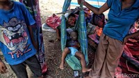 Sebagian orang tua menjadikan kain sebagai ayunan untuk anaknya yang masih balita.