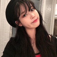 IU yang sudah bercita-cita jadi artis sejak kecil, bahkan disebut tidak akan pernah berhasil menjadi penyanyi. Perkataan itu tidak menyurutkan semangat IU, justru ia jadikan sebagai pemicu keinginannya meraih cita-cita jadi penyanyi sukses. Foto: Instagram @dlwlrma