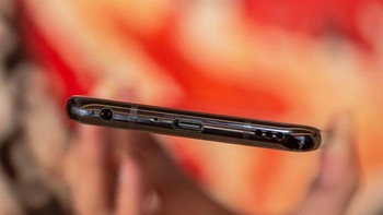 Bobotnya hanya 169 gram. Foto: Josh Miller/CNET