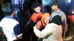 Tangis Keluarga Korban Gempa Palu Pecah di Mapolres Garut