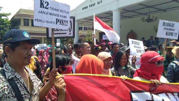 Desak Revisi UU ASN, Ratusan Guru Honorer Geruduk DPRD DIY