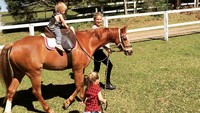 Hal itu membuatnya lebih suka membawa anaknya menikmati kegiatan outdoor dibandingkan liburan mewah. Dok. Instagram/chrishemsworth