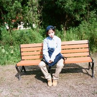 Beranjak remaja, IU memutuskan jadi seorang trainee di salah satu manajemen. Tapi keadaan ternyata tak bertahan semulus yang ia perkirakan. Saat mencari audisi perekrutan artis baru, IU jadi korban penipuan. Sebuah agensi memanipulasinya untuk mentransfer uang dalam jumlah yang cukup besar, dengan alasan, uang tersebut untuk biaya training dan muncul di program televisi. Namun ia tak kunjung diorbitkan, dan begitu tahu dirinya telah ditipu, IU merasa sangat terpukul. Pasalnya, uang tersebut milik sang nenek yang ia kumpulkan sedikit demi sedikit dari berjualan aksesori. Foto: Instagram @dlwlrma