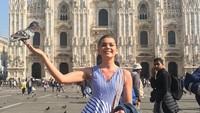 Foto: Linzi juga liburan ke Katedral di Milan. Gayanya sambil pegang burung merpati. (missscotland18/Instagram)