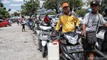 Warga Palu Berpanas-panasan Demi BBM