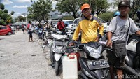 Antrean kendaraan juga mengular hingga ke jalan. Saat ini beberapa SPBU di Kota Palu telah mendapat pasokan BBM. Namun karena kondisi yang belum stabil menyebabkan warga masih harus mengantre panjang untuk mendapatkan BBM.