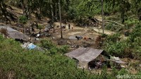 Jumlah pengungsi akibat gempa tersebut mencapai 70.821 jiwa, yang tersebar di 141 titik.
