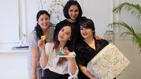 Kumpul bersama teman-temannya, Puch terlihat memegang sebuah donat rainbow ukuran besar. Ternyata donat itu jadi kue ulang tahun buat Puch. Happy birthday! Foto: instagram @puchh