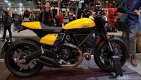 Untuk varian terbaru Scrambler Full Throttle, akan tampil eye-catching dengan bergaya flat track Scrambler yang dikendarai oleh pebalap asal California Frankie Garcia, pada ajang American Super Hooligan Championship. Foto: Ahmad Toriq/detikOto