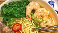 Tidak hanya enak dipadukan dengan bebek panggang, tapi mie wonton punya @savoryfoodie juga enak disantap dengan udang, pangsit berkulit tipis, dan irisan sayuran. Tak ketinggalan cabe merah pedas! Foto: Instagram
