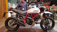 Ducati Scrambler Desert Sled juga memiliki tampilan berbeda dibandingkan varian Ducati Scrambler lainnya. Untuk varian ini perbedaan terlihat pada pemilihan warna merah pada rangka, dikawinkan dengan tangki, spatbor, dan buntut berkelir putih membuat Ducati Scrambler ini terlihat berbeda. Foto: Ahmad Toriq/detikOto