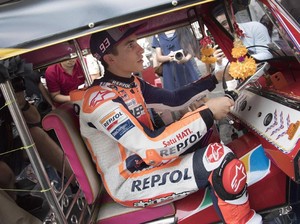 Pemanasan Jelang MotoGP Thailand, Marquez Ngebut Pakai Tuk-Tuk