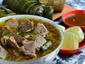 Gurih Mantap Coto Makassar dan Buras Ada di 5 Tempat Ini