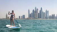 Foto: Bukan cuma berjemur dan berenang, Linzi juga suka main paddle board di The Palm, Jumairah. (missscotland18/Instagram)