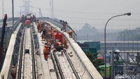 Jalur LRT tampak menanjak.