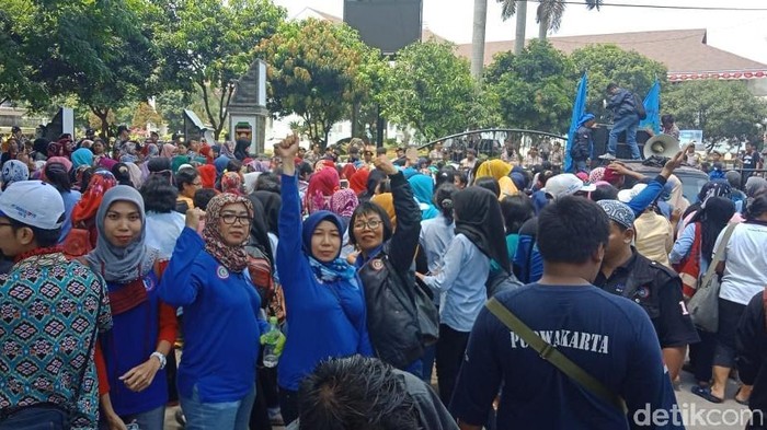 3 Bulan Gaji Tak Utuh, Seribuan Buruh Geruduk DPRD Purwakarta