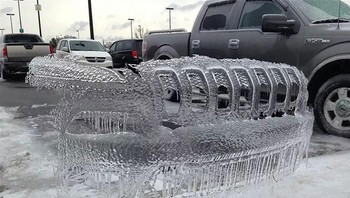 Cetakan es membentuk mobil yang tetap diam di tempatnya meski mobil aslinya telah pergi. (Foto: Boredpanda)