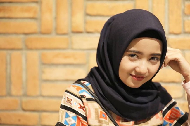 Febri pun kerap tampil menawan dengan gaya hijab polos dan simpel. Foto: Instagram @uniebby