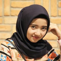 Febri pun kerap tampil menawan dengan gaya hijab polos dan simpel. Foto: Instagram @uniebby