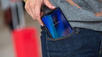 Meski berukuran 6,4 inch, ponsel ini masih nyaman dalam kantong. Foto: Josh Miller/CNET