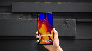 Harga ponsel ini USD 900 atau sekitar Rp 13,5 juta. Foto: Josh Miller/CNET