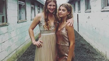 Kalau ini Jennifer memajang foto bersama saudarinya, Phoebe. Foto: Instagram