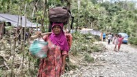 Warga mengungsi dengan membawa barang seadanya.
