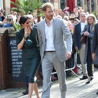 Ini bukan pertama kalinya Meghan memakai rancangan Gabriela Hearst. Saat berkunjung ke Sussex awal Oktober lalu, ia memakai tas hijau karya sang desainer. (Foto: Getty Images)