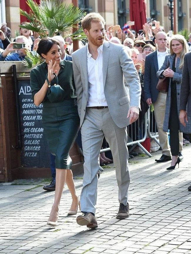 Ini bukan pertama kalinya Meghan memakai rancangan Gabriela Hearst. Saat berkunjung ke Sussex awal Oktober lalu, ia memakai tas hijau karya sang desainer. (Foto: Getty Images)