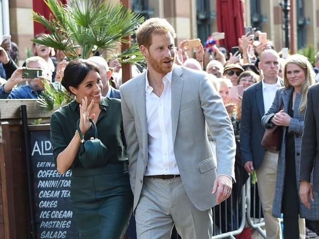Tas kecil rancangan desainer kelahiran Uruguay, Gabriela Hearst, selalu dijinjing Meghan Markle saat kunjungannya ke Sussex. Tas hijau satin tersebut dijual seharga Rp 33,3 jutaan. Foto: Getty Images