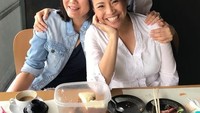 Berkumpul dengan teman, sehabis makan siang dan ditemani secangkir kopi. Jadi cara ampuh Rahayu untuk menghabiskan waktu luang. Foto: Instagram @rahayusaraswati