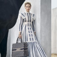 Di balik kamera fotografer Viviane Sassen, Jennifer Lawrence berpose dalam balutan gaun bernuansa bohemian rancangan Maria Grazia Chiuri. (Foto: Dok. Dior)