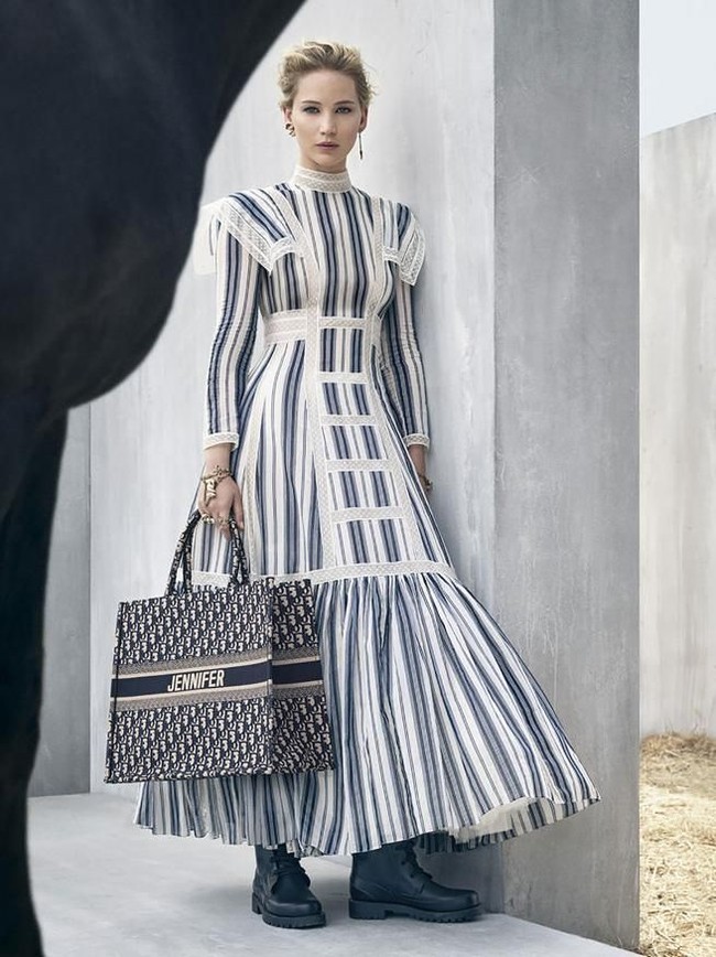 Di balik kamera fotografer Viviane Sassen, Jennifer Lawrence berpose dalam balutan gaun bernuansa bohemian rancangan Maria Grazia Chiuri. (Foto: Dok. Dior)