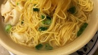  Lembutnya mie, membuat hidangan yang satu ini berpadu sempurna dengan gurihnya wonton. Kalau @sameatz lebih suka menyantap mie wonton, dengan taburan daun bawang saja. Foto: Instagram