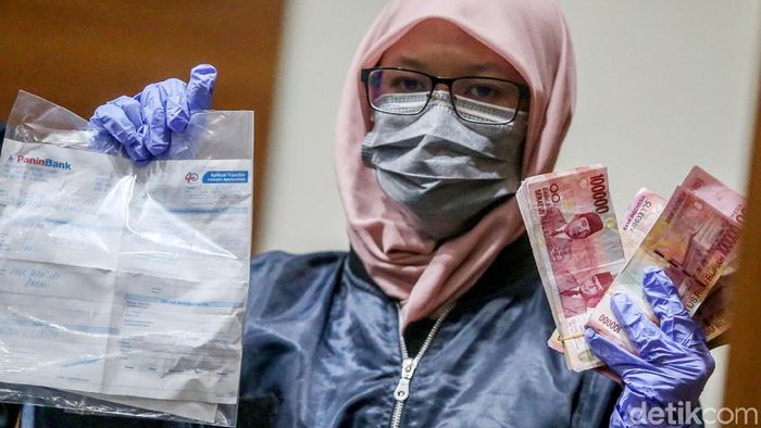 Uang Tunai Hingga Buku Tabungan Jadi Barbuk OTT Suap Ambon/Foto: Ari Saputra Uang Tunai Hingga Buku Tabungan Jadi Barbuk OTT Suap Ambon/Foto: Ari Saputra