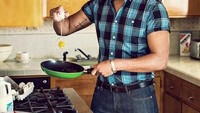 Roti panggang dan telur mata sapi jadi menu sarapan favoritnya. Tidak hanya itu, Channing juga sering memasak sarapannya sendiri. Ini pose kerennya saya ceplok telur. Foto: Hollywood - Istimewa