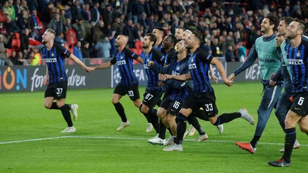 Inter Milan merayakan kemenangan di markas PSV Eindhoven.