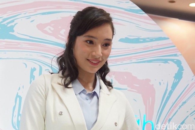 Di acara Wardah Days, wanita yang akrab disapa Tata ini pun berbagi mengenai rutinitas perawatan kecantikannya. Nggak terlalu complicated, yang penting jaga kebersihan kulit kayak cuci muka dan hapus makeup sampai bersih banget. Dan selalu pakai pelembab pagi dan malam agar kulit terhidrasi baik, sarannya. Foto: Alissa Safera/Wolipop