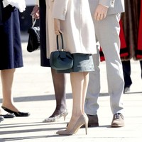 Mantan bintang serial Suits ini melengkapi penampilannya dengan sepasang pump shoes warna nude keluaran Stuart Weitzman, seharga Rp 7 jutaan. Foto: Getty Images