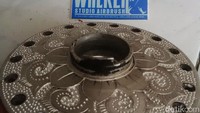 Menurut Sachroni, salah seorang modifikator yang membuat motor custom dengan motif batik, untuk menghasilkan motif batik yang tahan lama di pelat motor, salah satu caranya dengan mengukir pelat besi motor tersebut. Hal itu membuat motif batik lebih tahan lama dibanding menggunakan cat.