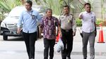Gaya Pejabat Pajak Ambon Saat Digiring ke Gedung KPK