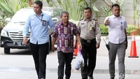 La Masikamba dan Sulimin Ratmin diduga sebagai penerima suap dan dijerat dengan pasal 12 huruf a atau Pasal 12 huruf b atau Pasal 11 Undang-Undang Pemberantasan Tindak Pidana Korupsi juncto pasal 55 ayat 1 ke-1 juncto pasal 64 ayat 1 KUHP.